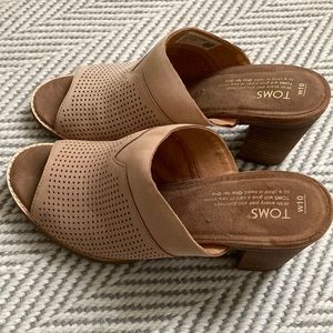 Tom’s Women’s sandals, size 10, coral/beige